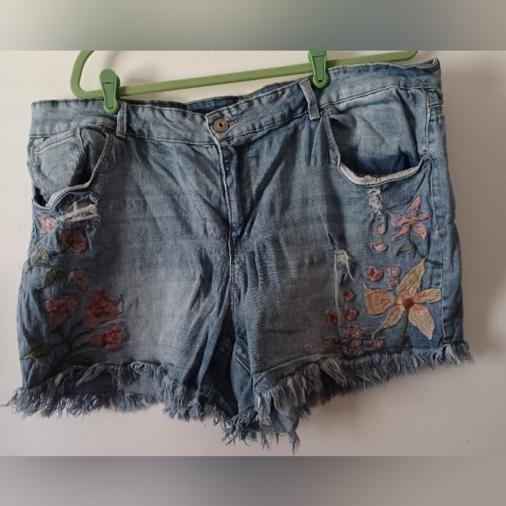 Terra & sky distressed embroidered cut off shorts size 22W